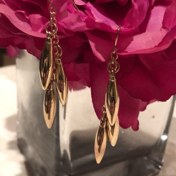 Lightweight gold tone dangling pierced earrings - Picture 1 of 12